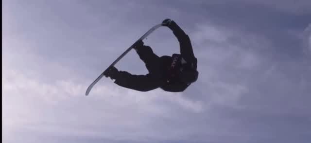 Álvaro realiza un truco aéreo con la tabla ante el cielo.