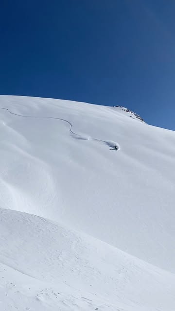 Trazo de un descenso en una ladera de nieve.